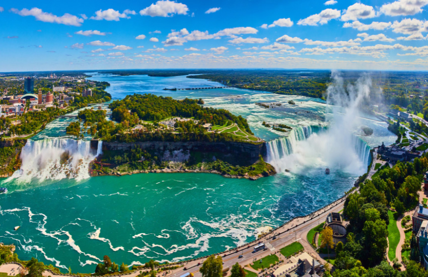 Wide panorama of entire Niagara Falls from Canada overlook.   Image reformatée (850x550):3_Niagara Region.png 