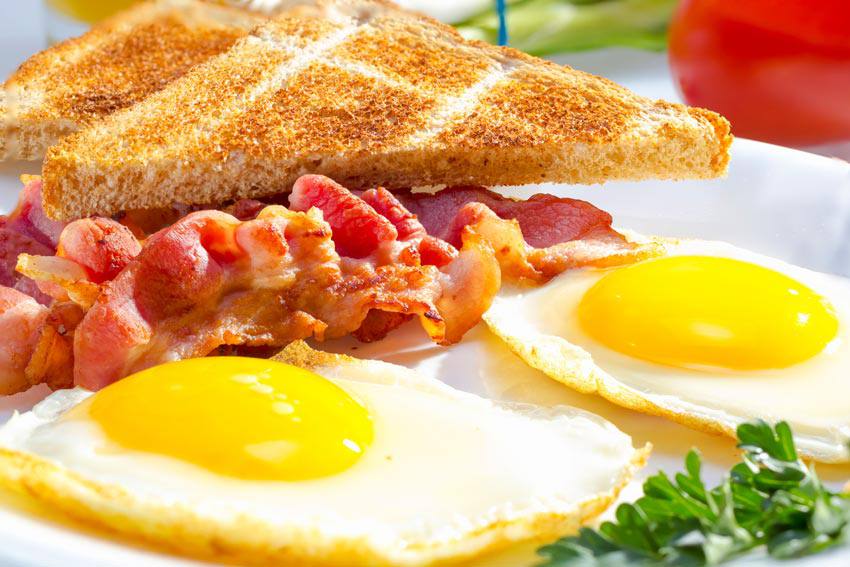 A perfect and healthy breakfast with eggs, toast and bacon